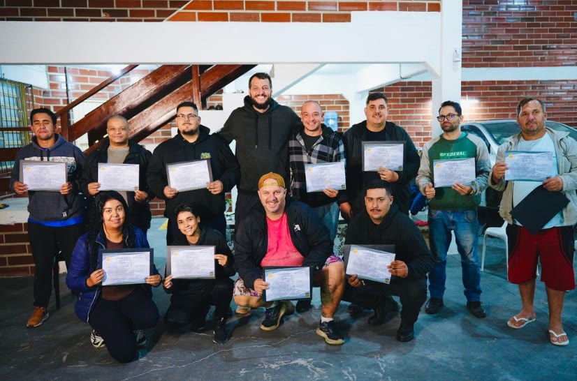 Turma do curso presencial de funilaria e pintura com os certificados